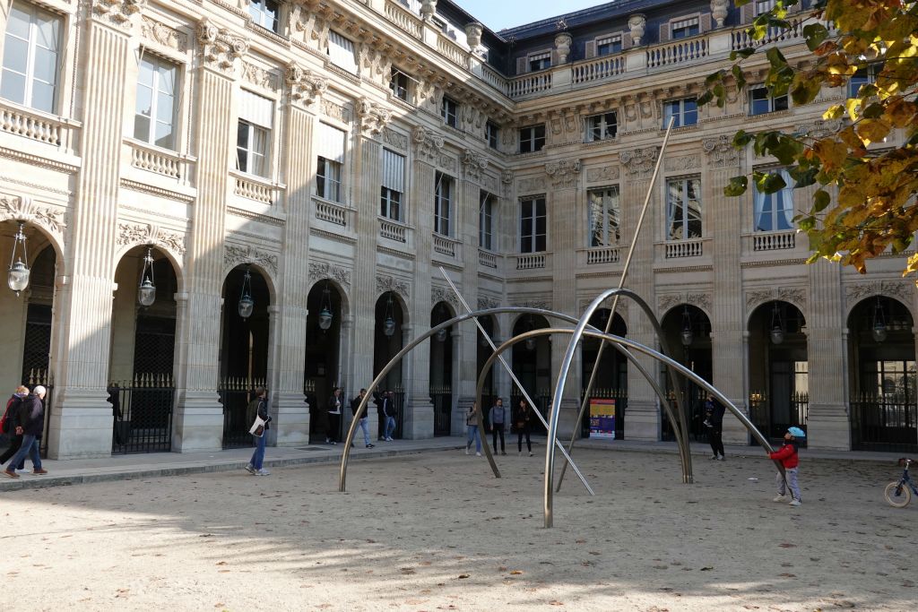 A l'extrémité du jardin du Palais royal